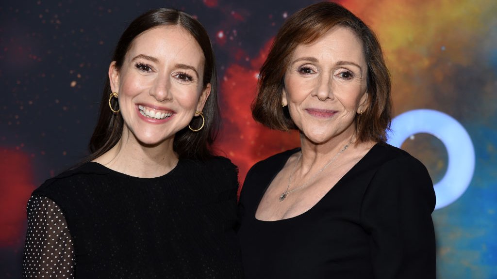 La productora Sasha Sagan y su madre Ann en el estreno en Los Ángeles de "Cosmos: Possible Worlds" de National Geographic en 2020.