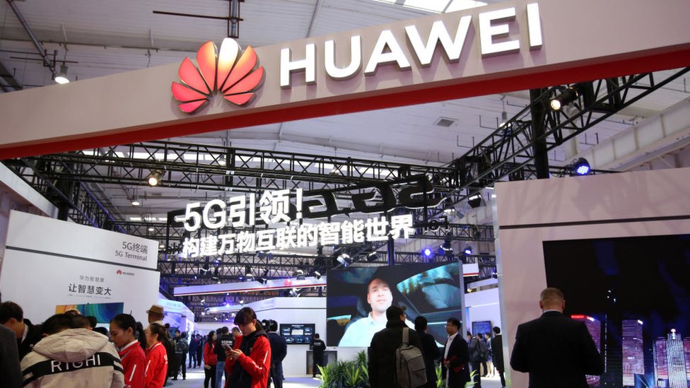 Люди посещают стенд Huawei во время Всемирной конференции 5G 2019 года в Пекинском международном выставочном и конференц-центре Etrong 21 ноября 2019 года в Пекине, Китай.