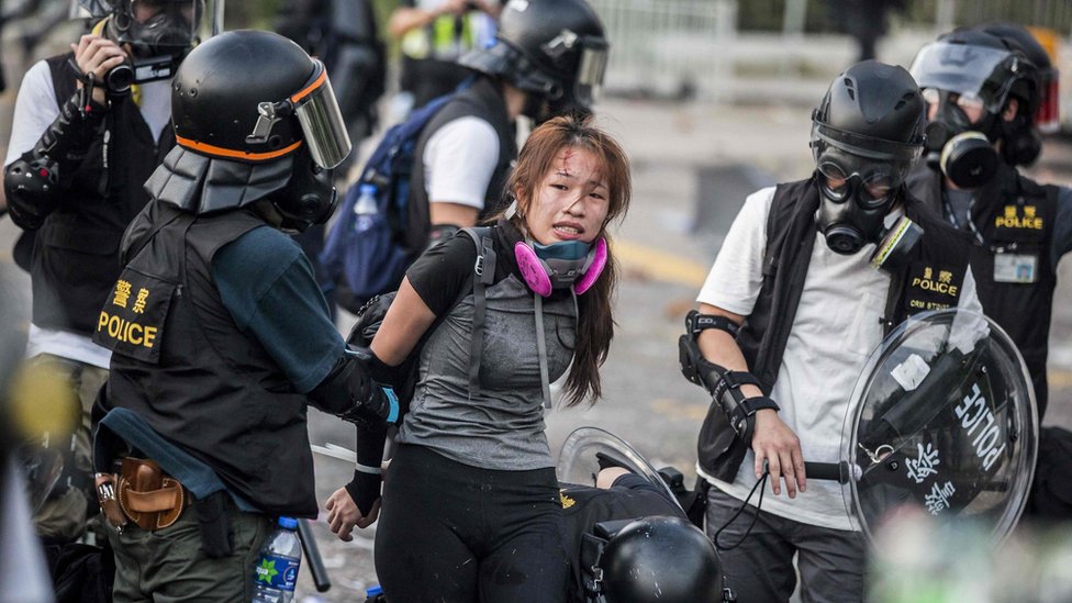 La policía detiene a manifestantes en el distrito de Sha Tin de Hong Kong, el 1 de octubre de 2019.