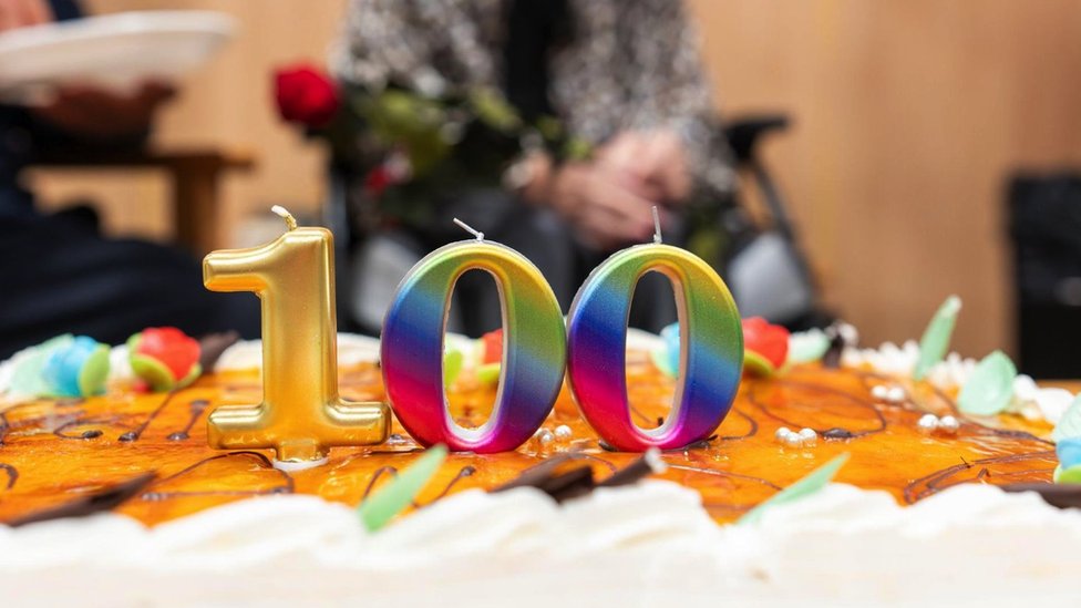 Prema podacima UN-a, sve je više ljudi koji duvaju više od 100 svećica na rođendanskoj torti