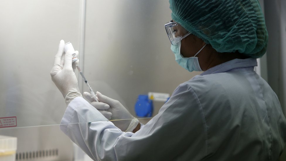 Cientista manipula vacina de RNAm na Tailândia