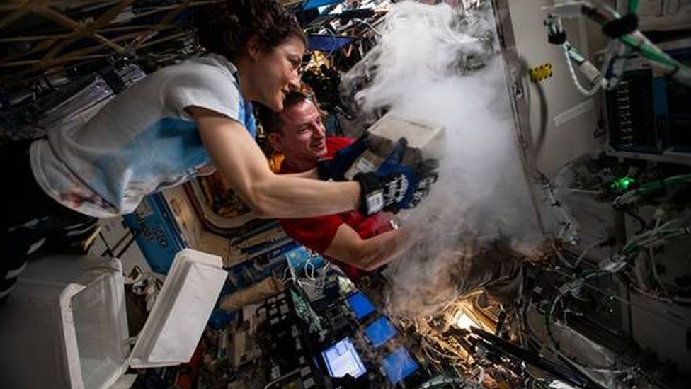 Os astronautas Morgan e Christina fazem experimentos na Estação Espacial Internacional