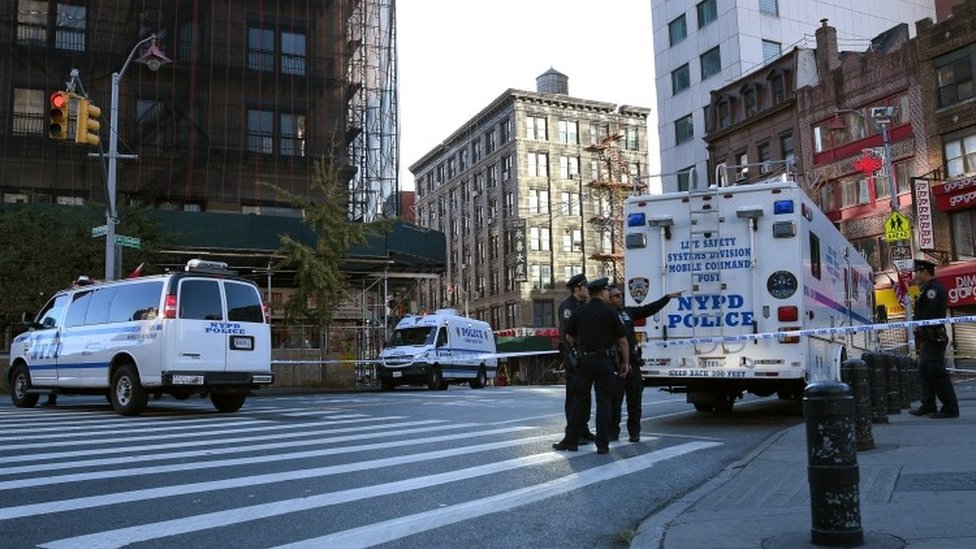 Полиция проводит расследование на месте убийства бездомных в Манхэттене, Нью-Йорк, США, 5 октября 2019 г.