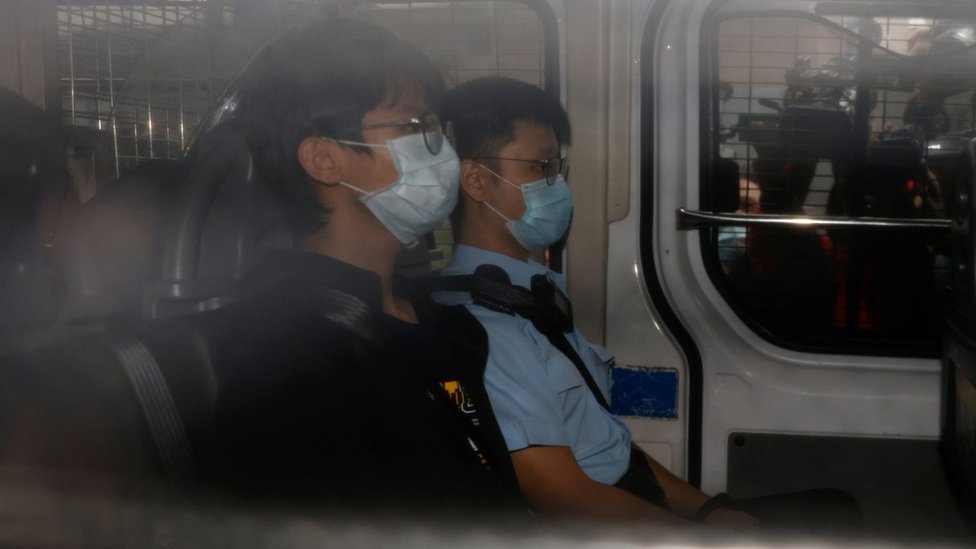 鍾翰林（中）由警車押送至香港西九龍裁判法院出庭（29/10/2020）