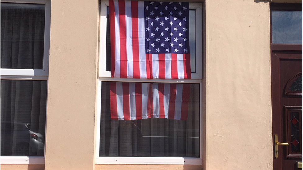 Флаг США в окне дома Дунбэгов