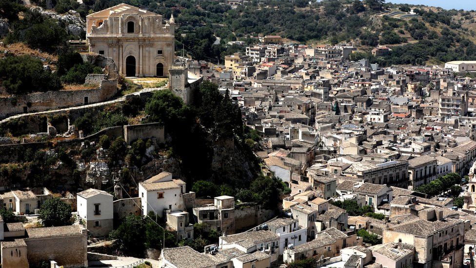 Вид на город Шикли и церковь Сан-Маттео, место, где снимался сериал об инспекторе Монтальбано на Сицилии, 5 июня 2018 г.