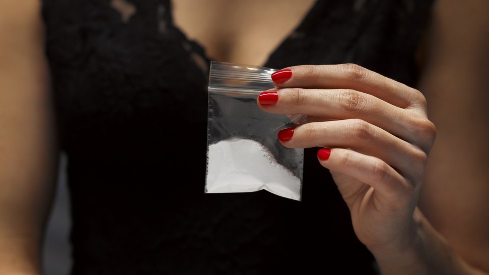 Mujer con bolsa de cocaína