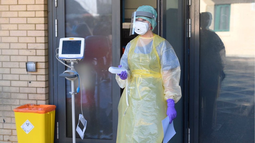 Медсестра отделения неотложной помощи во время демонстрации процедур тестирования на коронавирус и вируса Covid-19 в районной больнице Антрим в Северной Ирландии