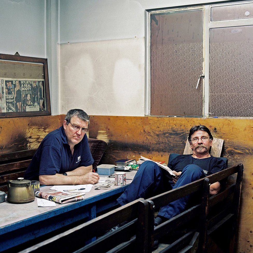 Линдон Т. Кросби (слева) и Стив Уоткинс (справа), сварщик, 35 лет на заводе и электрик по техническому обслуживанию, 33 года на заводе соответственно