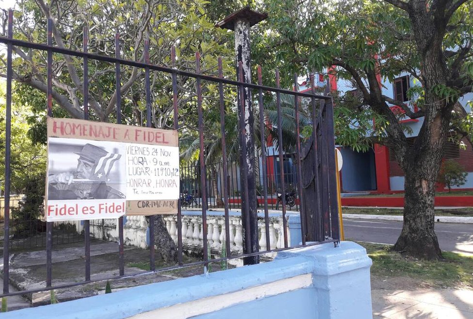 365 días después de la muerte de Castro, en Cuba poco o casi nada ha cambiado. Pero la vida en este vecindario se volvió diferente. Foto: Abraham Jiménez Enoa. Por todo el vecindario cuelgan carteles que anuncian un homenaje a Fidel Castro.