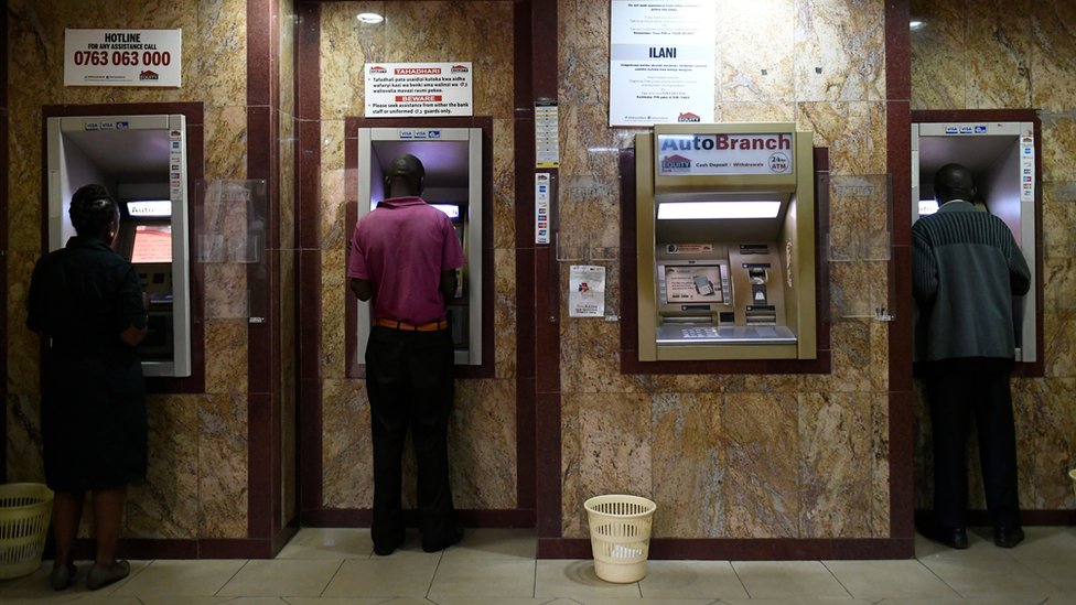 Кенийцы снимают наличные в банкоматах
