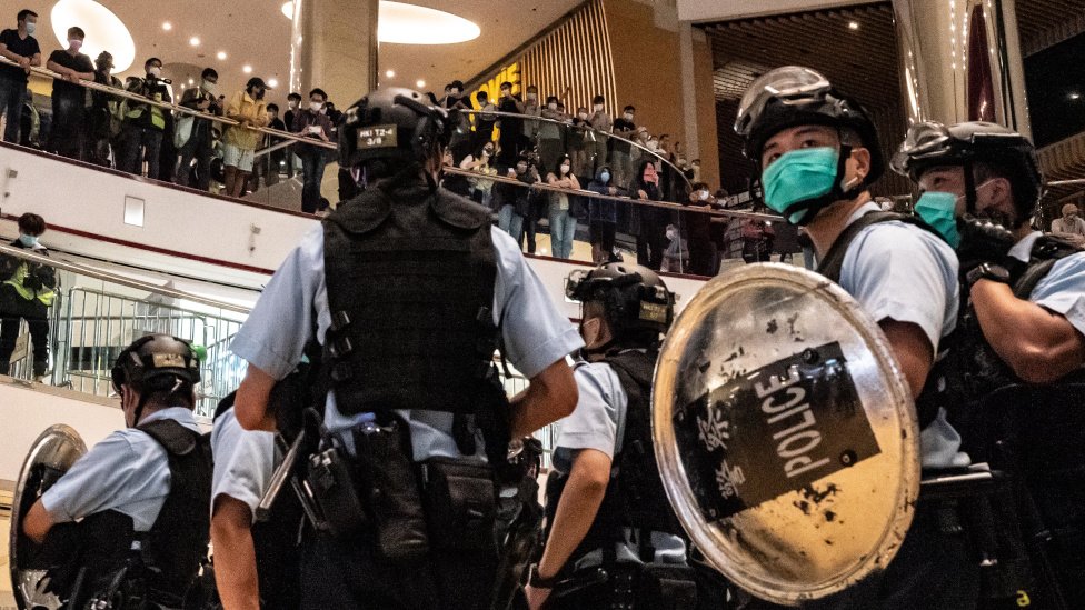 香港太古城商場內手持盾牌警察與群眾對峙（26/14/2020）