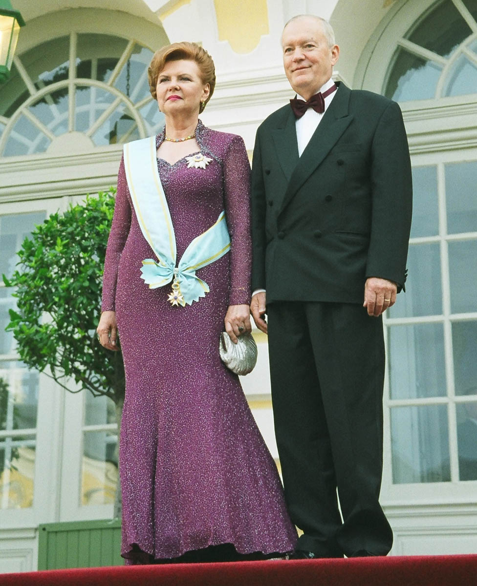 Vaira durante su segunda investidura como presidenta en 2003, con su esposo, Imants Freibergs