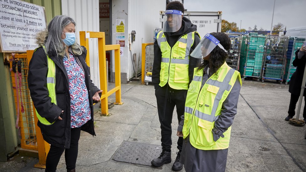 Маркус Рэшфорд вместе со своей матерью посещает FareShare Greater Manchester на New Smithfield Market