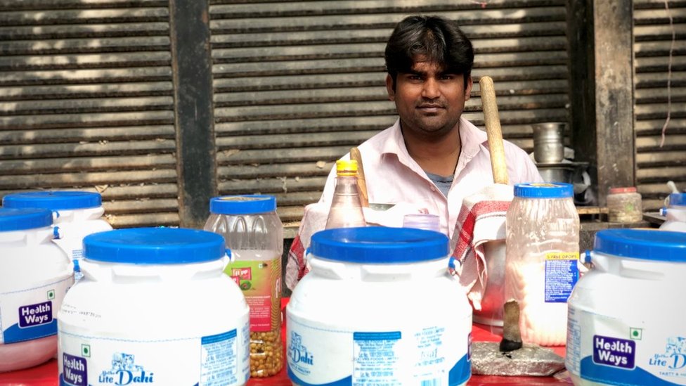 Мохаммед Сабир сидел в своем крошечном киоске, продавая напитки на основе йогурта