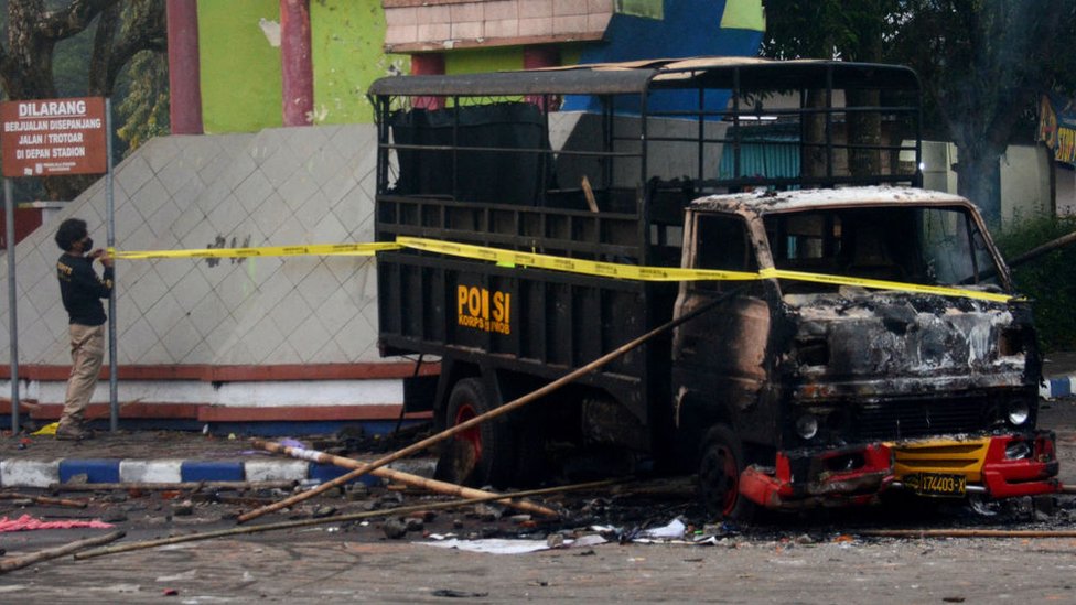 Более 120 человек погибли во время беспорядков на стадионе в Индонезии