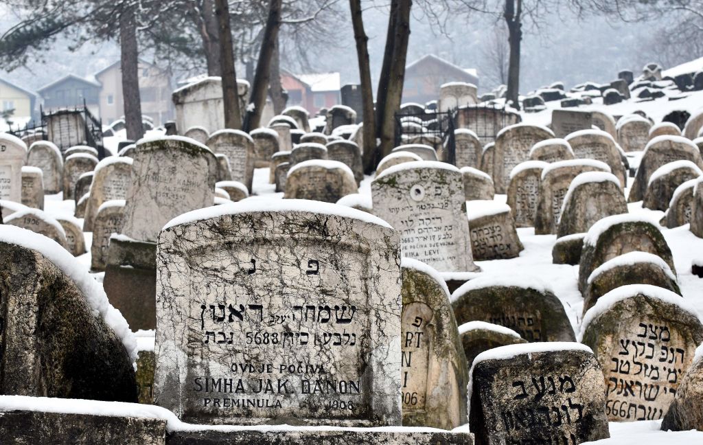 Lápidas de un cementerio judío con lápidas en hebreo.