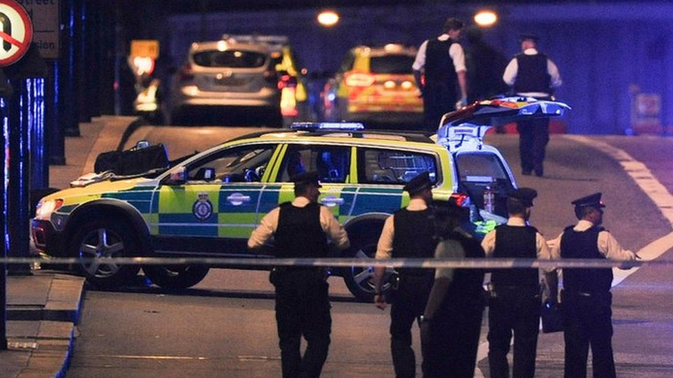 Полицейские реагируют на нападение на Лондонском мосту