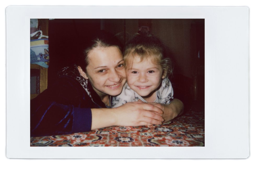 Поларроидная фотография Аны и ее дочери
