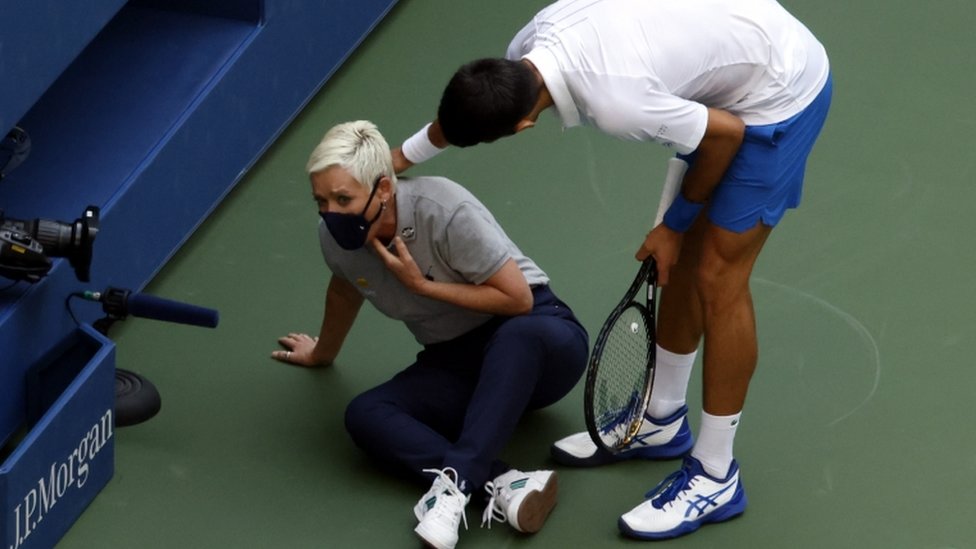 Novak Djokovic con la jueza de línea.