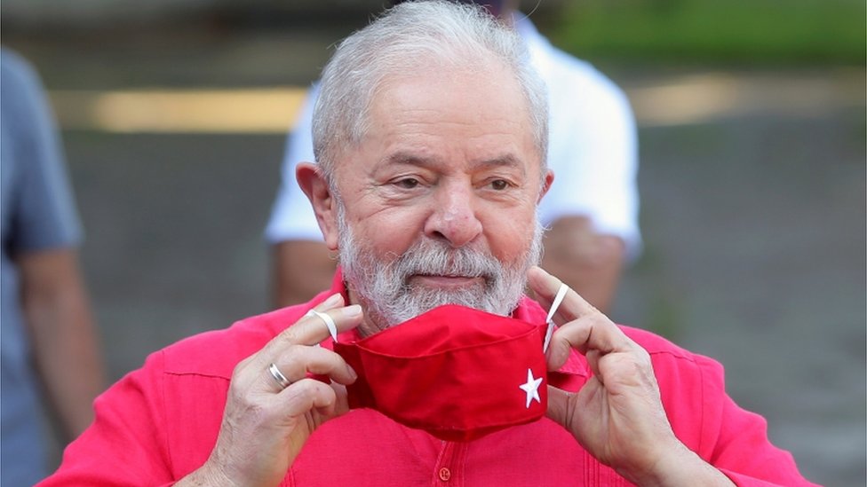 Lula tirando máscara