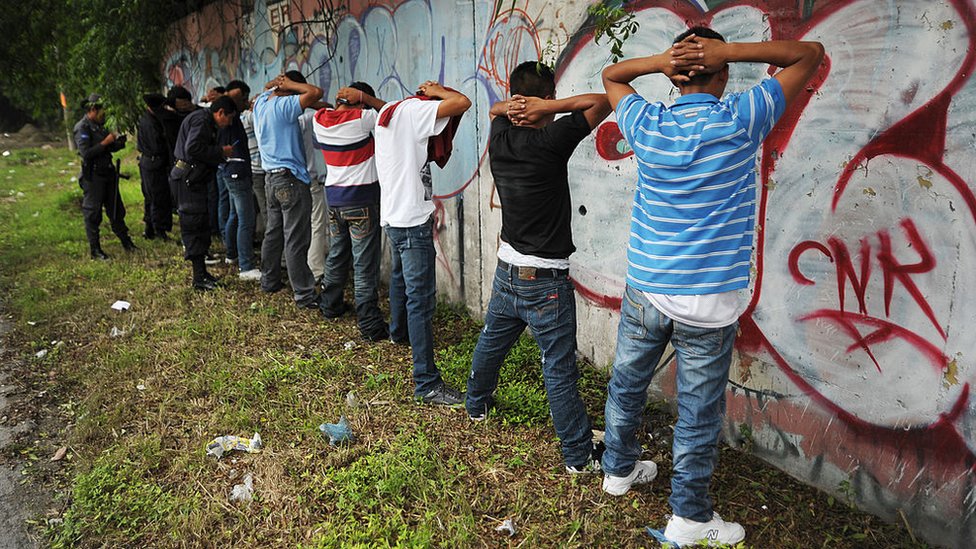 Los periodistas han sido acusados de haberse aliado con las pandillas. Pandilleros