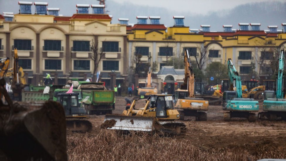 Máquinas excavadoras en el lugar donde se construye un nuevo hospital en Wuhan