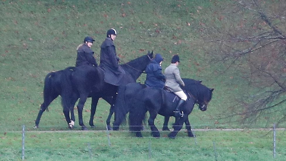 Князь Эндрю на лошадях по территории Виндзорского замка