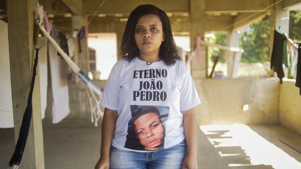 Rafaela Coutinho Matos con una camiseta con la foto de su hijo