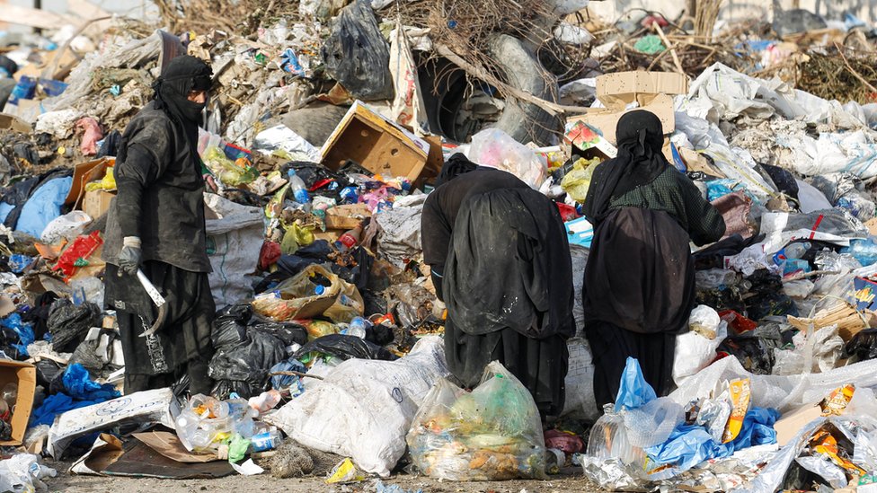 Иракские женщины ищут вторсырье на свалке в Багдаде, Ирак (6 мая 2020 г.)
