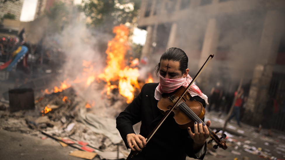 Violinista en protesta en Chile