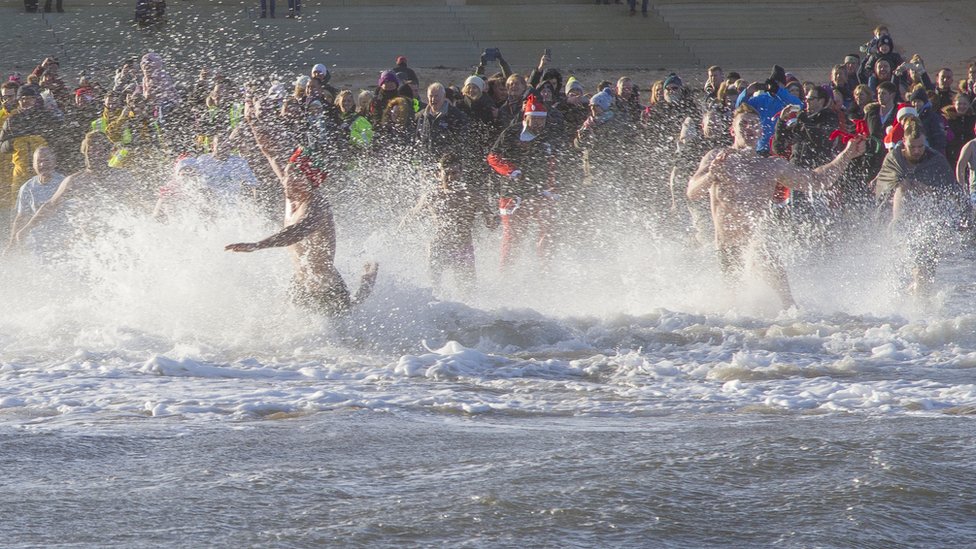 Участники Redcar Boxing Day Dip 2016