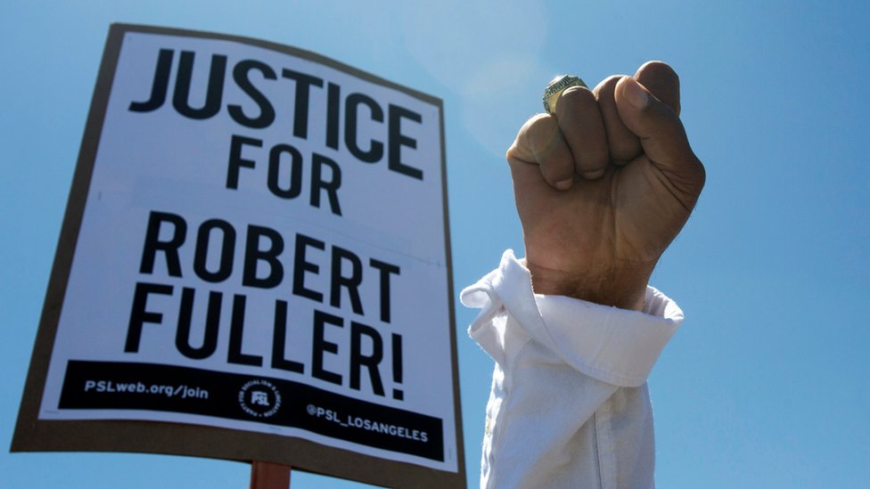 لافتة تطالب بتحقيق العدالة في وفاة فولر
