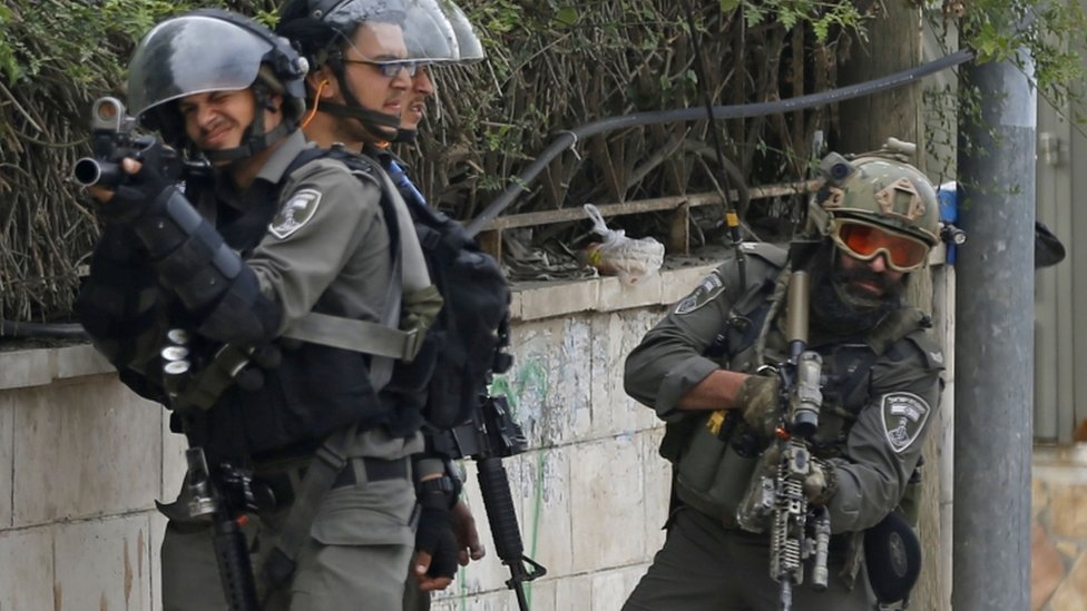 تقول المخابرات الاسرائيلية إن الجنود تم الاتصال بهم عن طريق هويات نسائية مسروقة