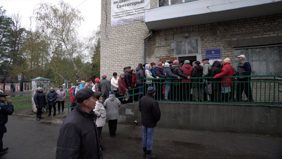 Donbas residents queue for food