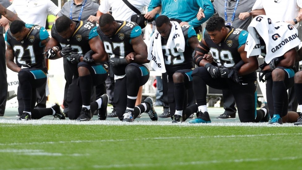 En un partido disputado este fin de semana en el estadio de Wembley, en Londres, los Jacksonville Jaguars también se arrodillaron durante el himno. Jugadores Jacksonville Jaguars