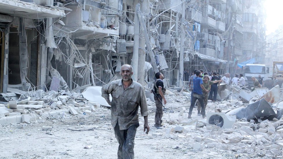 Жители ищут выживших на разрушенном участке после того, что, по словам активистов, было бочковой бомбой, сброшенной силами, лояльными президенту Сирии Башару Асаду, в районе Аль-Шаар в Алеппо, Сирия 17 сентября 2015 года.