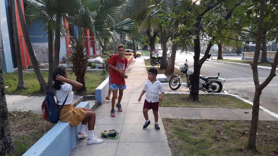 Antes los niños tenían que salir a jugar fuera del vecindario. Foto: Abraham Jiménez Enoa. Un grupo de niños jugando en la calle.