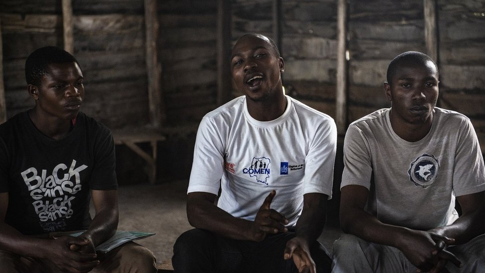 Hombres discuten sobre masculinidad y virilidad en una reunión organizada por la Red de Hombres de Congo.