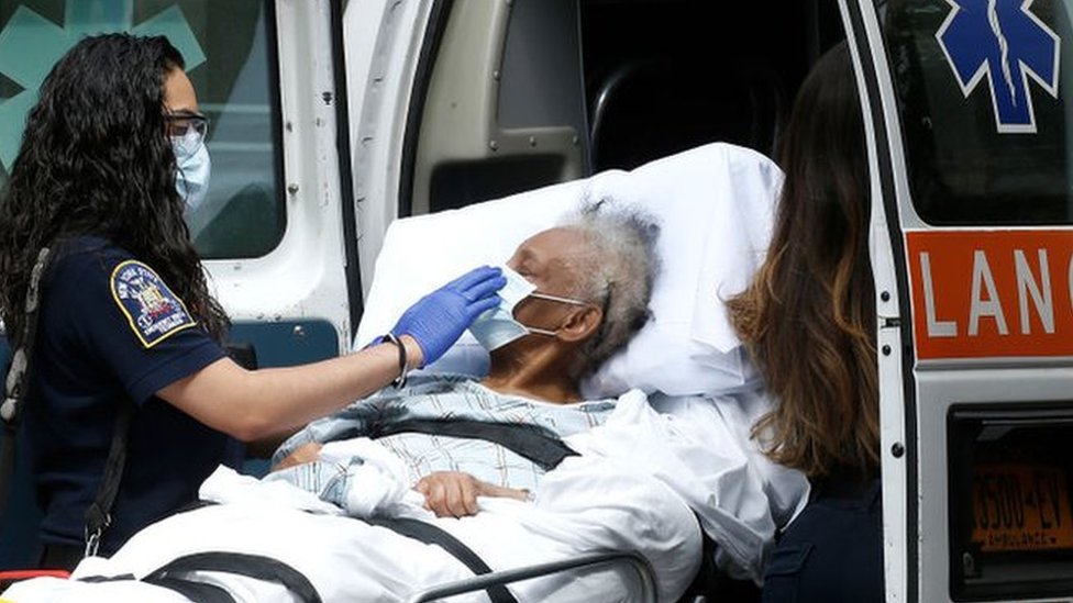 Paciente con covid-19 es subida a una ambulancia en Nueva York.