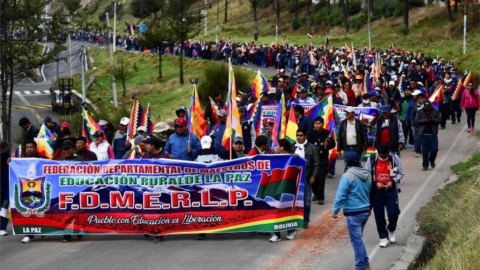 Сторонники Эво Моралеса маршируют во время акции протеста от Эль-Альто до Ла-Паса 13 ноября 2019 г.