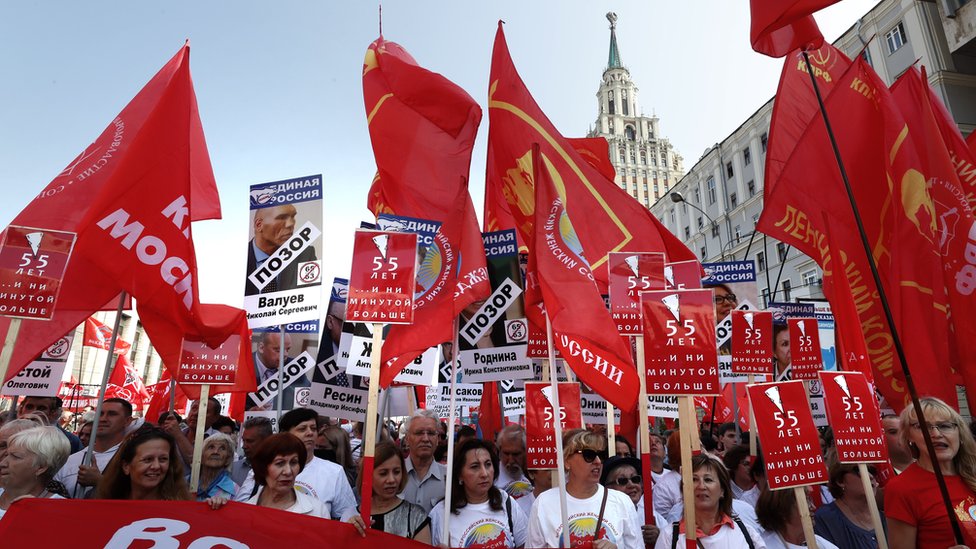 Ruski komunisti učestvuju u protestima protiv predloženih promena penzionog zakona u Moskvi, 2 septembar 2018. godine.