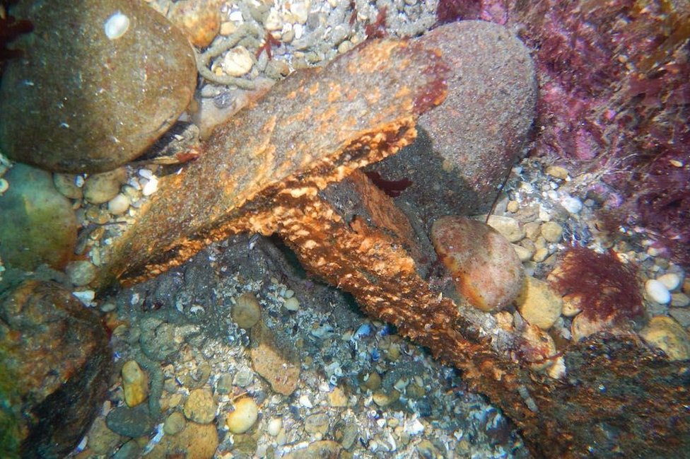 Restos del submarino alemán U-966.
