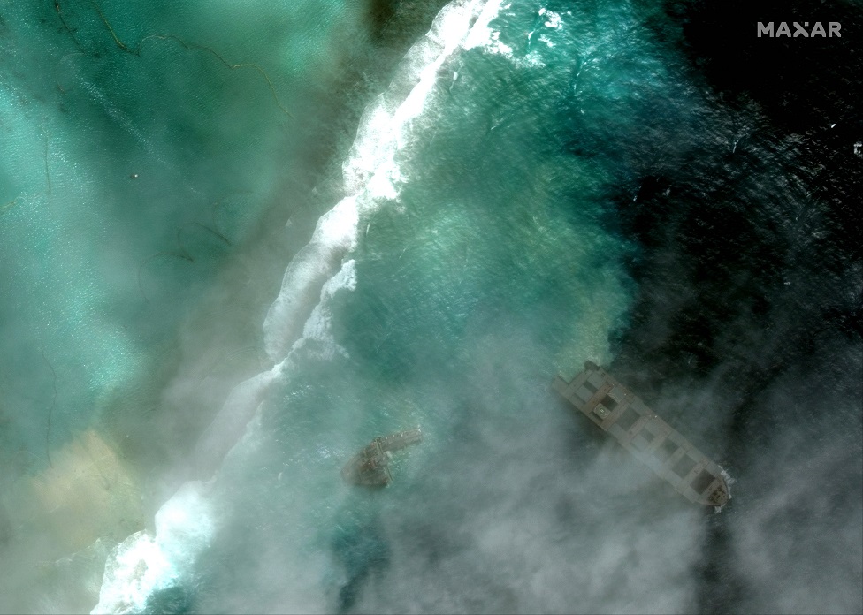На спутниковом снимке показаны буксиры и японский сухогруз MV Wakashio