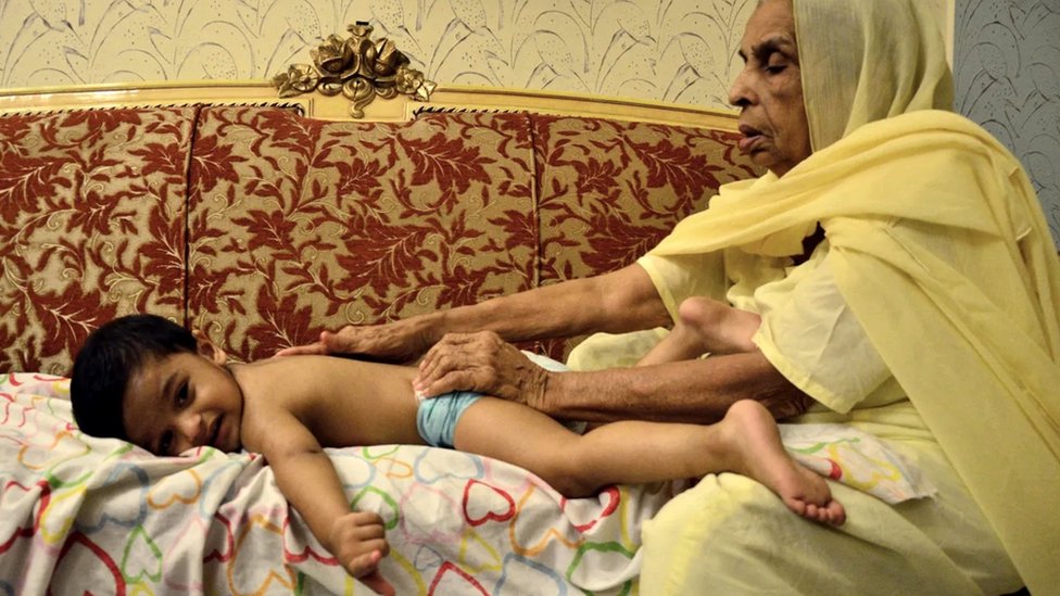 Una mujer masajea a su pequeño