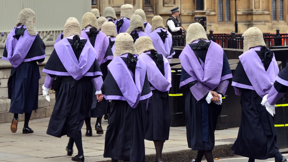 Un grupo de magistrados en Reino Unido ha estado estudiando medidas para permitir a menores rendir testimonio en corte. Jueces del tribunal de circuito se dirigen al Parlamento en Londres.