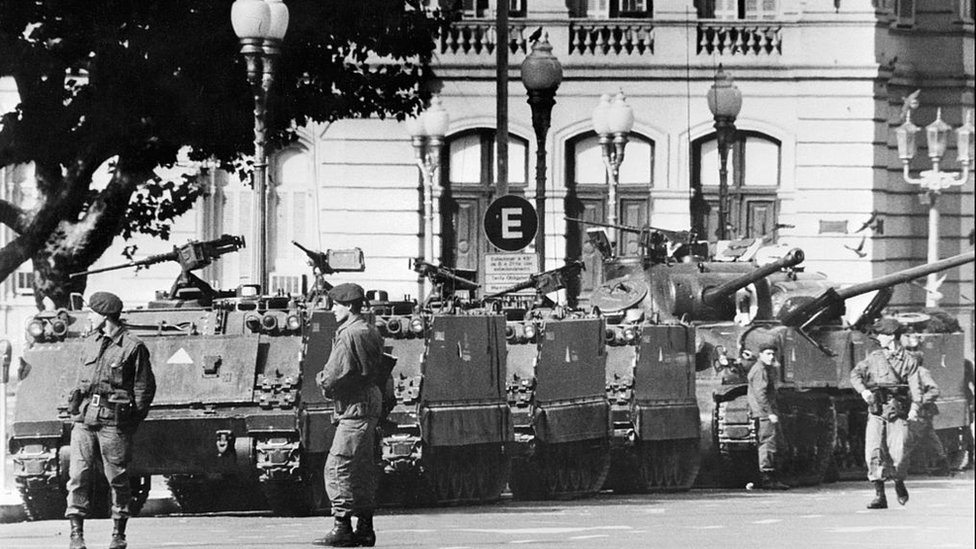 Soldados y tanques en las calles