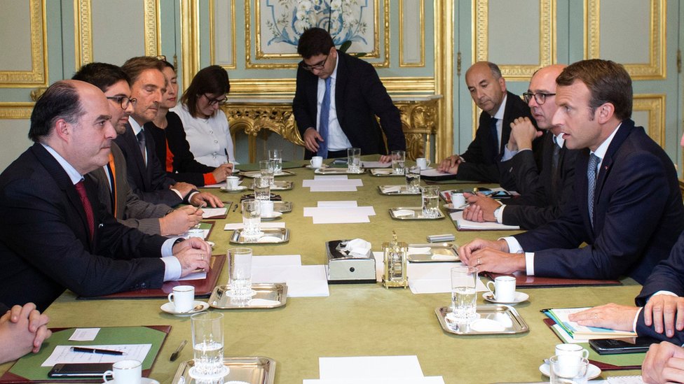 Líderes de oposición realizaron la pasada semana una gira por Europa y se reunieron en busca de apoyo con varios presidentes, como el francés Emmanuel Macron. Julio Borges y Emmanuel Macron.