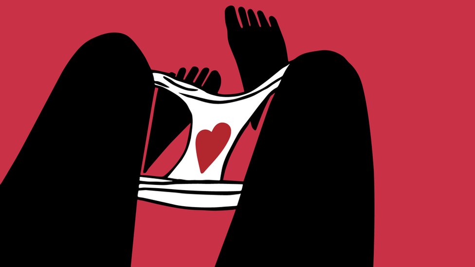 Ilustración de ropa interior femenina con mancha roja en el medio con forma de corazón
