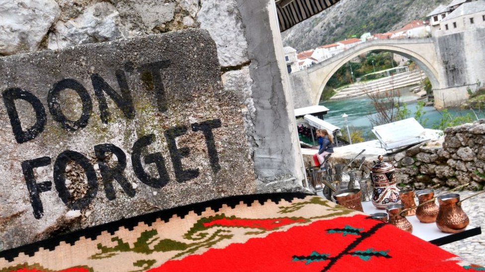El puente de Mostar fue destruido por las fuerzas bosnio croatas en 1993. Se reconstruyó en 2004. Puente de Mostar, en Bosnia